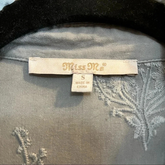 MISS ME Size Small Roll-tab Floral Embroidered BOHO Button Shirt Ruffled Blue - Picture 4 of 10